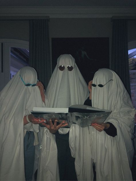 3 Friend Photo Ideas, Best Friends Photos 3 People, Wallpaper 3 Friends, 3 Ghost Friend Aesthetic, 3 Friends Wallpaper, 3 Friends Video, Three People Costumes, Costumes 3 People, Best Friends Photos Aesthetic