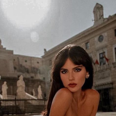 Paola Cossentino Aesthetic, Paola Cossentino Makeup, Messy French Girl Makeup, Hair Styles With Fringe, French Long Hair, French Girl Haircut, French Bangs Round Face, French Bangs Medium Hair, French Bangs Long Hair