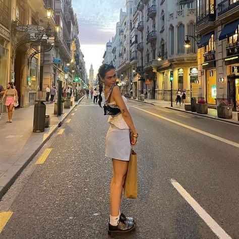 Europe Pics Ideas, Barcelona Girl Aesthetic, Skirt Photoshoot Poses, Barcelona Summer Outfits, Barcelona Photoshoot, Content Pictures, Barcelona Aesthetic, European Summer Outfits, Europe Outfits