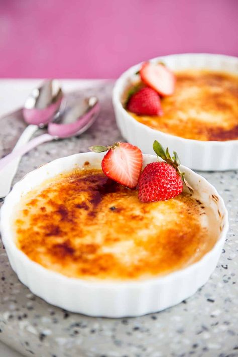 Greek Yoghurt Recipes, Yoghurt Recipe, Cream Brulee, Yogurt Toppings, Yogurt Dessert, France Food, Salted Caramel Ice Cream, Creme Brulee Recipe, Brulee Recipe