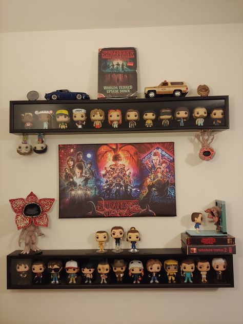 Fandom Bedroom, Funko Display Ideas, Funko Pop Display Ideas, Funko Pop Shelves, Игрушки Funko Pop, Stranger Things Funko Pop, Funko Pop Display, Stranger Things Merch, Stranger Things Outfit