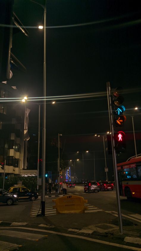 Night Walk Snapchat Stories India, Trafic Signal Images, Traffic Signal Aesthetic, Traffic Snapchat Story, Marine Drive Mumbai Night, Marine Drive Night, Signal Aesthetic, Road Signal, Traffic Video