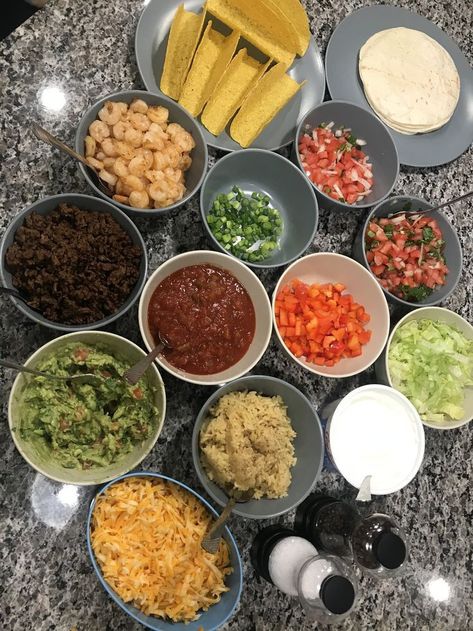 Food Ideas For Friends Gathering, Friends Night Food Ideas, Taco Night Drinks, Tacos Night Ideas, Taco Tuesday Aesthetic, Friend Gathering Ideas, Taco Night Aesthetic, Taco Night Ideas Parties, Mexican Tacos Aesthetic