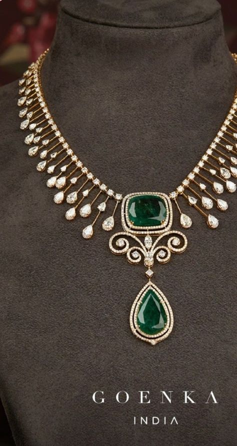 Emerald Pendent Designs, Diamond Sets Indian Bridal Jewelry, Neklesh Design, Neklesh Gold Jewelry Simple, Simple Diamond Necklace Indian, Jewelry Designs Gold, Engagement Ring Non Traditional, Necklace Design Ideas, Gold Necklace Design