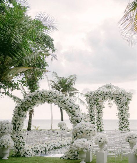 Red Gold Wedding Decorations, White Wedding Outdoor, Wedding Ceremony Setup, White Wedding Arch, Courthouse Wedding Photos, Dream Wedding Reception, Dream Beach Wedding, Dream Wedding Decorations, White Wedding Theme