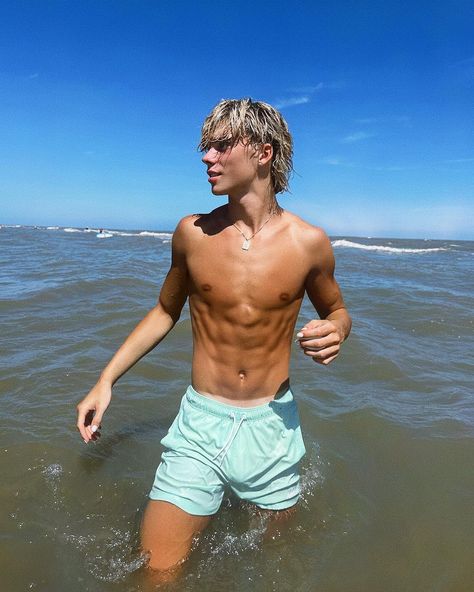 beach blonde🌞 | Instagram Blonde Beach Boy, Beach Boy Aesthetic, Surfer Boy Outfits, Surfer Blonde, Beach Guys, Surf Guys, Australian Guys, Blond Guy, Good Looking Guys