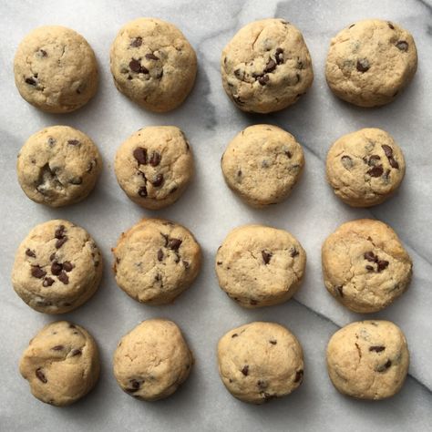 Egg Free Chocolate Chip Cookies, Cassava Flour Recipes, Egg Free Cookies, Vegan Paleo Recipes, Aip Desserts, Gluten Free Chocolate Chip Cookies, Gluten Free Recipe, Paleo Sweets, Cassava Flour