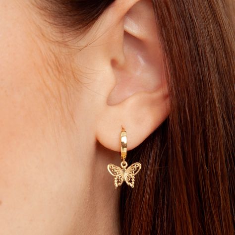 Gold-tone huggie earrings feature dangling butterfly charms with stunning pearlescent acrylic front. Elegant earrings reflect beautifully in the sun and add an ethereal touch to any look. Gold Ear Studs, Lock Earrings, Small Earrings Gold, قلادات متدلية, Simple Gold Earrings, Gold Earrings Models, Gold Ring Designs, Gold Jewelry Simple, Bridal Gold Jewellery Designs