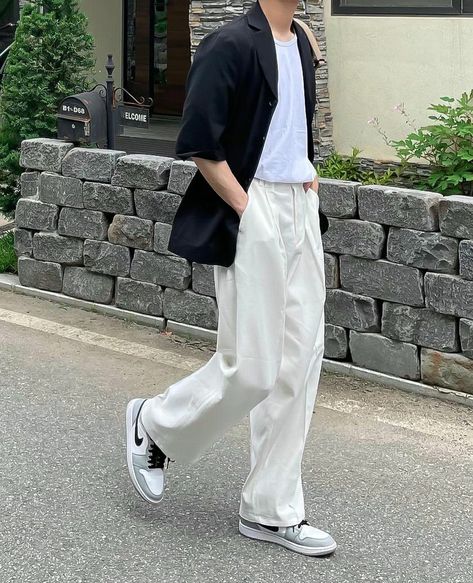 Long Legs Outfit Men, White Pants Outfit Men, Korean Menswear, Ootd Boy, Uniqlo Outfit, Baggy Pants Outfit, White Pants Men, White Pants Outfit, Minimalist Fashion Men