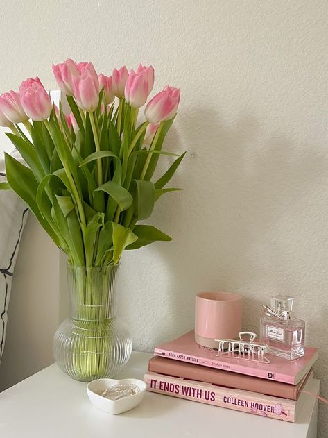 Pink Vibe Room, Flowers In The Bedroom, Flowers In Room Bedrooms, Cute Room Accessories Bedrooms, Flowers For Bedroom Decor, Flowers In Room Aesthetic, Room Ideas Bedroom Pink, Bedroom Ideas Flowers, Dior Room Decor