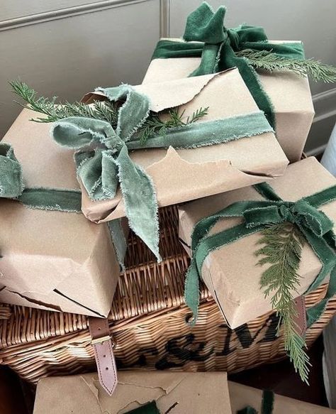 Organic Gift Wrapping, Gift Wrapping Ideas Kraft Paper, 2023 Gift Wrapping Ideas, 2023 Christmas Wrapping, Velvet Gift Wrapping, Christmas Wrapping Kraft Paper, Christmas Gift Wrap Velvet Ribbon, Green Velvet Ribbon Christmas Wrapping, Christmas Wrapping Velvet Ribbon