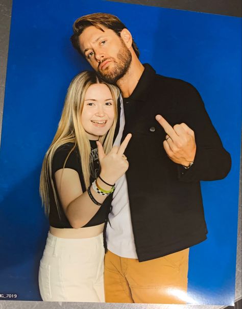 Vampire Diaries Convention, Hot Old Man, Meet And Greet Poses, Flipping Off, Photo Op Ideas, Jesen Ackles, Alexander Calvert, Supernatural Convention, Danneel Ackles