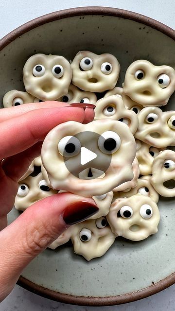 Halloween Desserts Pretzels, Halloween Snacks Gluten Free, Easy Halloween Cookies For Kids, Easy Halloween Recipes For Kids, Easy Halloween Sweets, Halloween Baking Ideas For Kids, Pretzel Ghosts, Simple Halloween Snacks, Kids Halloween Snacks