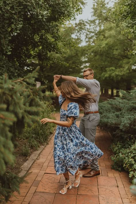 Engagement Photoshoot Fall, Spring Engagement Photos Outfits, Engagement Photo Props, Engagement Photo Outfits Fall, Picnic Engagement, Engagement Picture Outfits, Fall Engagement Pictures, Wedding Photoshoot Props, Couple Engagement Pictures