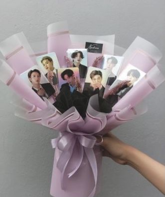 K Pop Flower Bouquet, Photo Bouquet Craft Gift, Picture Bouquet Diy, Bts Bouquet Ideas, Bouquet Pictures Photo Ideas, Photo Bouquet Handmade, Buket Photocard, Bts Flower Bouquet, Polaroid Bouquet