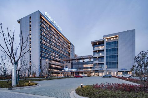 Gallery of Hefei BOE Hospital / HKS - 8 Hospital Building Architecture, Hospital Architecture Concept, Hospital Building Design, Hospital Architecture Design, Hospital Outside, Japanese Hospital, Big Hospital, Hospital Exterior, Building Pictures