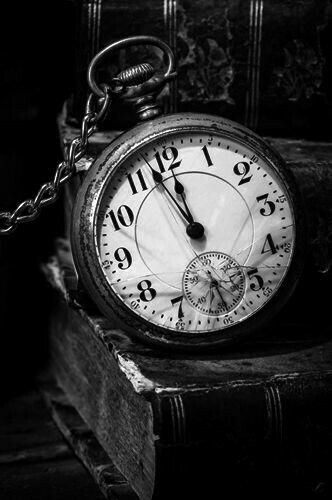 Old Pocket Watches, Clock Wallpaper, Black And White Photo Wall, Watch Tattoos, Black And White Picture Wall, Old Clocks, Black And White Aesthetic, Black N White, Black And White Portraits