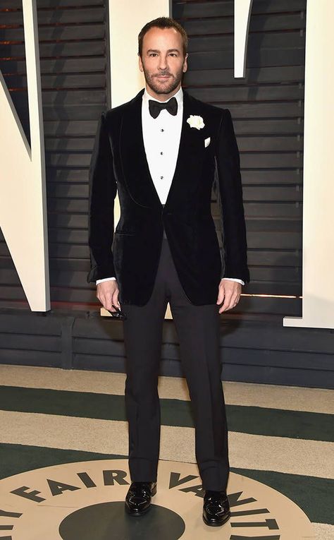 Tom Ford from 2017 Vanity Fair Oscars After-Party The designer and director looked sleek and chic in a black velvet tuxedo jacket. Men Suits Modern, Black Velvet Suit, Revival Clothing, Velvet Tuxedo, Wedding Tux, Tom Ford Suit, Black Toms, Velvet Suit, Tom Ford Men