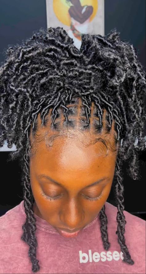 Locs With Edges, Hairstyles Criss Cross, Short Soft Locs Hairstyles, Short Soft Locs, Soft Locs Hairstyles, Locs Hairstyles For Women, Melanin Hairstyles, Dreadlocks Hairstyles, Natural Locs