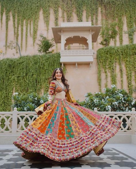 No surprises here – brides are totally obsessed with Sabyasachi lehengas, and they're flooding our feeds with these stunning pics. The matka silk magic featuring a mix of colors, a patchwork blouse, and a dreamy embroidered tulle dupatta from Sabyasachi's Kashgaar Bazaar collection is a rage among brides. It's officially the Mehendi showstopper, hands down! Lehenga Colourful, Mehandi Outfits Brides, Colourful Lehenga, Mehendi Outfits For Bride, Traditional Chaniya Choli, Mehndi Dress For Bride, Lehenga Heavy, Mehendi Wedding, Mehandi Outfits