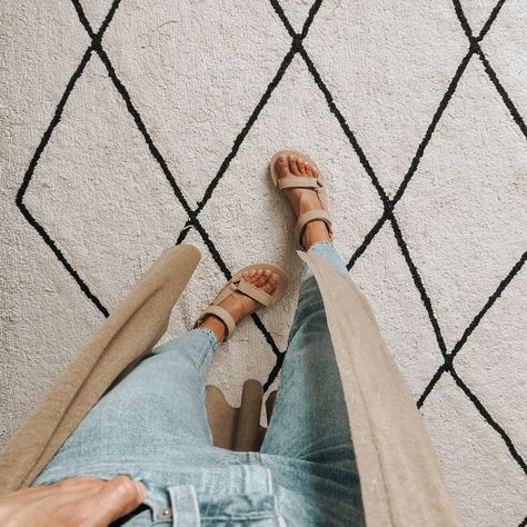 Are Tevas the It-Girl Sandals of the Summer? Teva Midform Outfit, How To Style Tevas, Teva Sandals Outfit Summer, Teva Outfits, Tevas Outfit, Teva Outfit, Teva Sandals Outfit, Teva Sandal, Sandals Outfit Summer