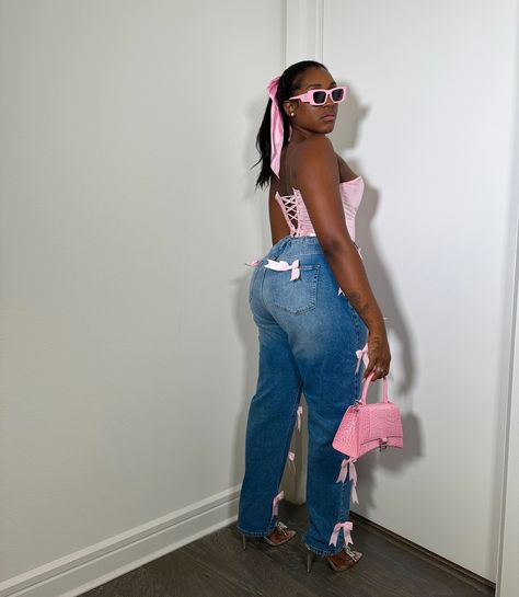 𝗧 𝗔 𝗟 𝗜 𝗧 𝗛 𝗔 𝗝 𝗔 𝗡 𝗘 | They kept saying I was gifted, so I put a bow on🎀🎁 | Instagram Trendy Outfits Curvy, Pink And Denim Outfit, Pink Corset Outfit, Outfit Ideas Curvy, Senior Brunch, Fall Festival Outfit, Body Positive Fashion, Throwing Fits, Simply Fashion