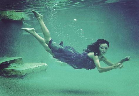 Face Underwater, Floating Underwater, Photos Underwater, Woman Floating, Underwater Drawing, Swimming Photography, Dress Reference, Underwater Portrait, Ocean Underwater