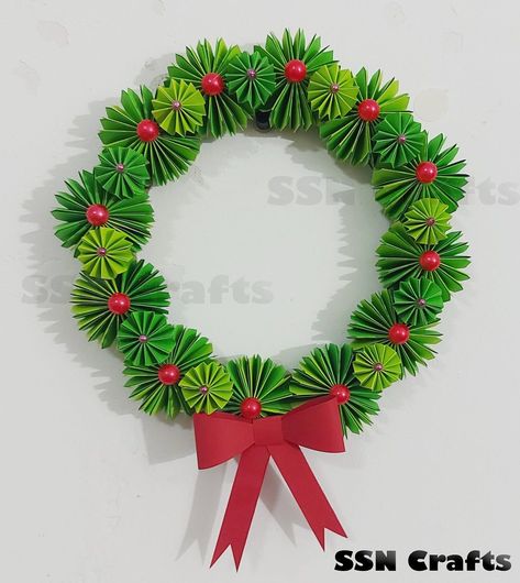 Diy Flower Decorations, Paper Wreath Diy, Classroom Christmas Decorations, Christmas Art For Kids, Diy Paper Flowers, Christmas Decorations Diy Crafts, Paper Christmas Decorations, Christmas Tree Accessories, Christmas Arts And Crafts