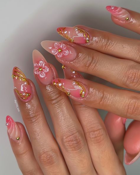 🐚⚜️🌸✨ Pink aura & gold accents 🤭✨ ⠀⠀⠀⠀⠀⠀⠀⠀⠀ ⠀⠀⠀⠀⠀⠀⠀⠀⠀ ⠀⠀⠀⠀⠀⠀⠀⠀⠀ ⠀⠀⠀⠀⠀⠀⠀⠀⠀ ⠀⠀⠀⠀⠀⠀⠀⠀⠀ ⠀⠀⠀⠀⠀⠀⠀⠀⠀ ⠀⠀⠀⠀⠀⠀⠀⠀⠀ ⠀⠀⠀⠀⠀⠀⠀⠀⠀⠀⠀⠀⠀⠀⠀⠀⠀ ⠀⠀⠀⠀⠀⠀⠀⠀⠀ ⠀⠀⠀⠀⠀⠀⠀⠀⠀ ⠀⠀⠀⠀⠀⠀⠀⠀⠀ ⠀⠀⠀⠀⠀⠀⠀⠀⠀ ⠀⠀⠀⠀⠀⠀⠀⠀⠀ ⠀⠀ #goldnails #goldchromenails #3dflowernails #3dflower #pinkaura #auranails #gelxnails #gelxnailtech #trendynails #showyourclawssss #dallasnails #dallasnailtech #dfwnails #dfwnailtech #frisconails #planonails #lewisvillenails #dentonnails #nailtech #nail #nailsnailsnails #nailart #nailaddict #nailporn #nailswag... Prom Nails Pink And Gold, Almond Girly Nails, Almond Kawaii Nails, Mail Inspo Pink, Pink Aesthetic Nails Acrylic, Acrylic Nail Designs Flowers, Pink Almond Nails Design, 70s Nail Designs, Pink Nails Almond Shape