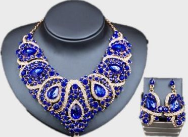 Indian Brides Jewelry, Indian Fashion Jewellery, Bride Necklace, East Europe, Gold Jewelry Sets, Women's Jewelry Sets, African Beads, Gold Tone Necklace, Colourful Necklace