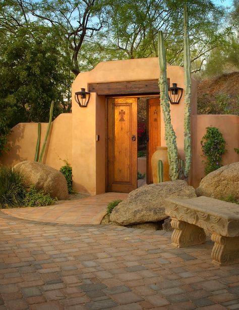 Dramatic Entryway - Southwestern - Exterior - Phoenix - by Exteriors By Chad Robert | Houzz Southwest Farmhouse Exterior, Desert Homes Exterior Arizona, Arizona House Exterior, Southwestern Home Exterior, Modern Adobe House Exterior, Southwestern Exterior, Adobe House Exterior, Adobe Courtyard, Modern Adobe House