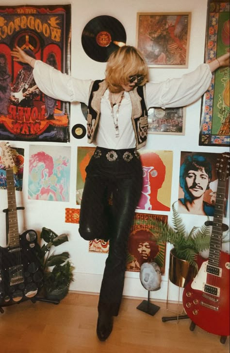 70s Neck Scarf Outfit, 70s Aesthetic Women, 70s Rocker Outfit, 70s Fashion Rock N Roll, 70 Rock Style, Anni 70 Aesthetic, 70s Rocker Aesthetic, 70s Rock Outfits Women, 70s Alt Fashion