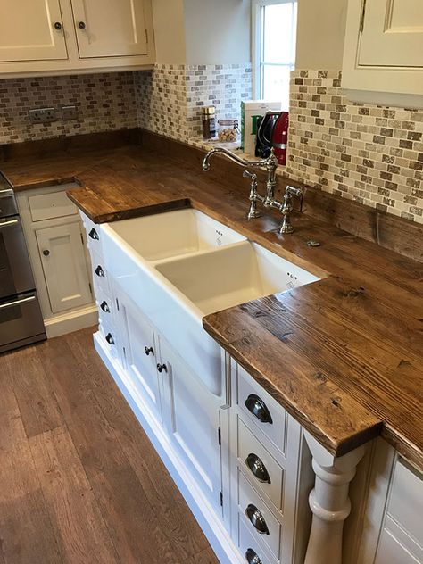 Homemade Kitchen Cabinets, Reclaimed Kitchen, Kitchen Niche, Wood Countertops Kitchen, Diy Kitchen Countertops, Country Vibes, Scaffold Boards, Countertops Kitchen, Rustic Kitchen Design