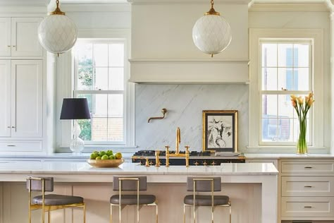 Cream kitchen features cream cabinets paired with white marble countertops and backsplash. Trendy Kitchen Colors, Gray Counter, Cream Kitchen, Kitchen Hoods, Classic Kitchen, White Marble Countertops, Transitional Kitchen, Traditional Kitchen, Photos Ideas