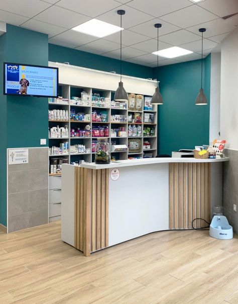 Vet Pharmacy Design, Veterinary Lobby Reception Areas, Vet Exam Room Design, Vet Clinic Ideas Design, Veterinary Reception Area, Veterinary Clinic Design Receptions, Pet Clinic Design, Vet Clinic Organization, Pet Shop Design Interior