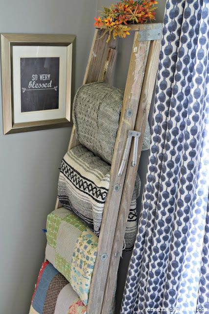 Old Wooden Ladder Ideas, Diy Ladder Decor, Step Ladder Decor, Wooden Ladder Ideas, Old Ladder Decor, Old Ladder Ideas, Wooden Ladder Decor, Special Cupcakes, Old Wood Ladder