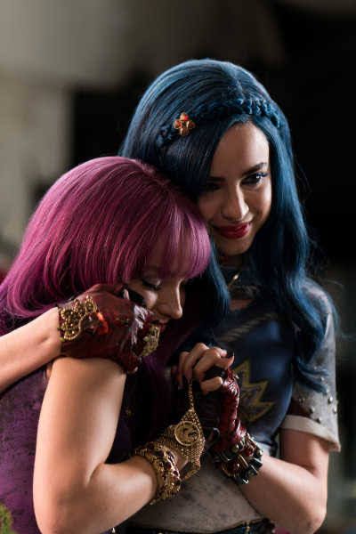 Birthday Wishes For Big Sister, Dove And Sofia, Mal And Evie Descendants, Descendants Pictures, Disney Duos, Evie Descendants, Mal Descendants, Mal And Evie, Disney Channel Descendants