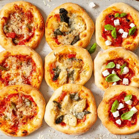 Small enough to hold in one hand, pizzette make fantastic finger food for any party. Make a batch of these small pizzas and add a variety of toppings to cater for all tastes and dietary requirements. There's meaty, veggie and vegan pizzetta options included here. Recipe via LittleSugarSnaps Donut Cake Ideas, Donuts From Biscuits, Donut Party Ideas, Beer Pizza Dough, Donuts Fried, Donuts Glazed, Donuts Shop, Mini Pizza Recipes, White Pizza Recipes