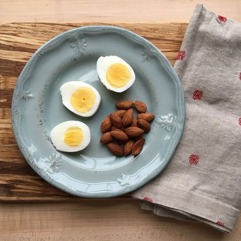 This small snack packs a nutrient punch—it's loaded with protein, heart-healthy fats, vitamins and minerals to make eating healthy easy and yummy. #summer #summerrecipes #recipe #eatingwell #healthy Boiled Eggs Recipes Breakfast, Boiled Eggs Recipes, Protein Snacks Recipes, Protein Rich Snacks, Eggs Recipes, Egg Diet Plan, Hard Boiled Egg, Veggie Chips, Overnight Oat