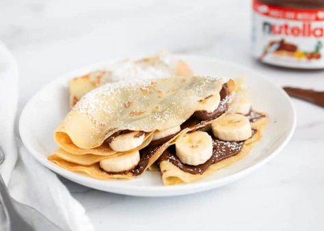 Sweet nutella crepes filled with a chocolate hazelnut spread and sliced bananas. Only 5 minutes of prep and perfect for Sunday brunch or dessert night. Nutella Slice, Strawberry Crepes Recipe, Banana Nutella Crepes, Recipes Crepes, Apple Crepes, Mille Crepes, Desserts Nutella, Crepes Nutella, Dessert Night