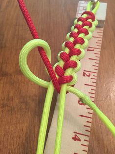 Baseball paracord bracelet (use white instead of yellow) - Solomon Stitch. Softball Party, Softball Crafts, Baseball Bracelet, Paracord Ideas, Baseball Crafts, Paracord Diy, Softball Coach, Softball Life, Paracord Knots