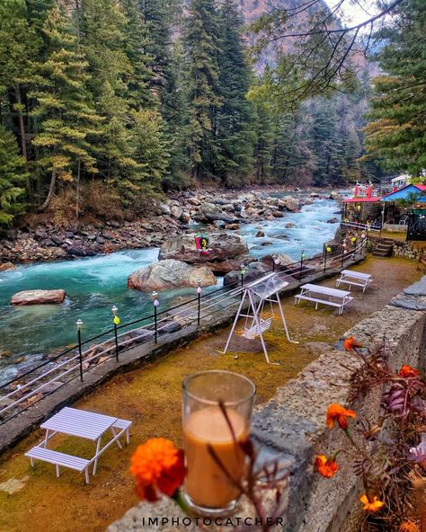 Kasol Himachal Pradesh, Parvati Valley, Riverside Cafe, Riverside Cottage, Beautiful Locations Nature, Cool Cafe, Himachal Pradesh, Gorgeous View, Beautiful Places To Travel