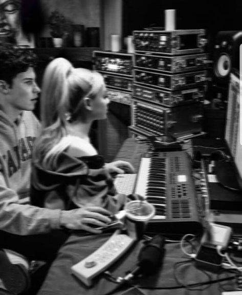 Singer Behind The Scenes, Music Couple Aesthetic, Party Night Club Aesthetic, Famous Lifestyle, Ariana Instagram, Music Studio Room, Dream Music, Future Lifestyle, Hollywood Life