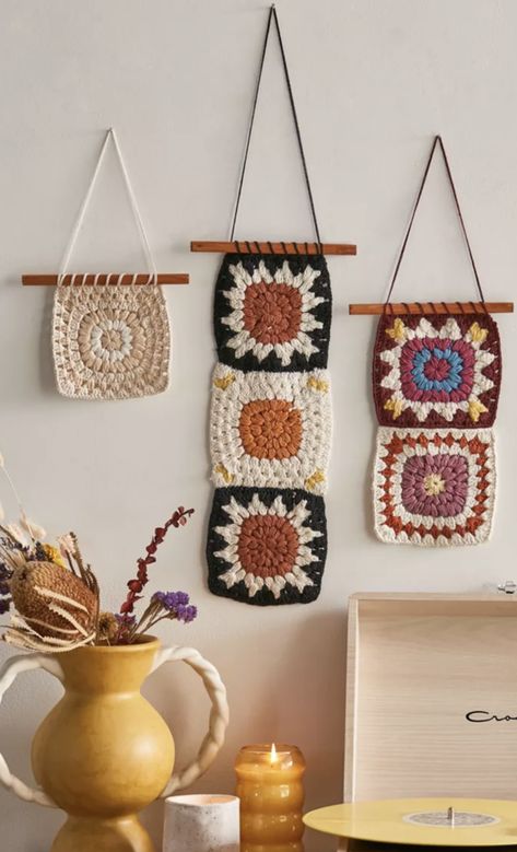 Koti Diy, Crochet Wall Art, Confection Au Crochet, Crochet Wall Hangings, Pola Amigurumi, Crochet Home Decor, Crochet Diy, Yarn Projects, Bag Crochet