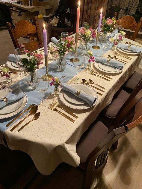 Classy Dinner Party Aesthetic, Birthday Dinner Set Up, Dinner Party Ideas Decorations, Birthday Dinner Party Decorations, Birthday Dinner Party Table Settings, Summer Dinner Party Table, Party Table Set Up, Girly Dinner Party, Party Dinner Recipes