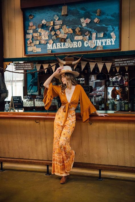 Groovy Party Outfits 70s Fashion, Boho 70s Dress, Floral 70s Outfit, 70s Inspired Outfits Disco, Boho 60s Fashion, 79s Inspired Outfits, 70s Pants Women, 70s Fashion Summer Outfits, Cute 70s Outfits Party