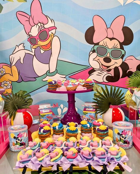 Minnie Mouse Pool Party Centerpiece, Minnie Summer Birthday, Minnie Mouse Pool Party Cake, Minnie Mouse Beach Party, Minnie Mouse Pool Party Ideas, Minnie Mouse Swim Party, Minnie Mouse Pool Party, Pool Party Centerpieces, Pool Party Cakes