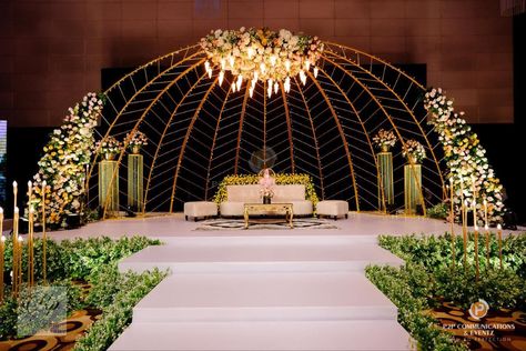 Sagai Stage Backdrop, Indian Wedding Reception Backdrop, Reception Stage Decoration Backdrops, Indian Wedding Stage Decoration, Reception Stage Decoration, Simple Wedding Decoration, Wedding Reception Stage, Casual Wedding Decor, Engagement Stage