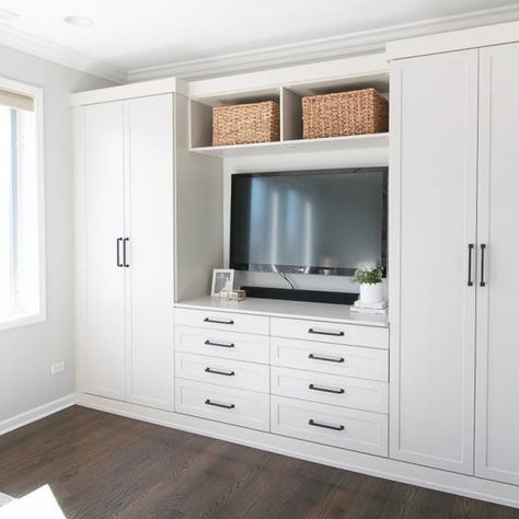 Bedroom Closet Design With Tv, Tv In Closet Ideas Bedrooms, Closet With Tv In The Middle, Built In Wardrobe With Tv, Closet Con Tv, Built In Bedroom Cabinets, Built In Tv Cabinet, Bedroom Built Ins, Bedroom Wall Units