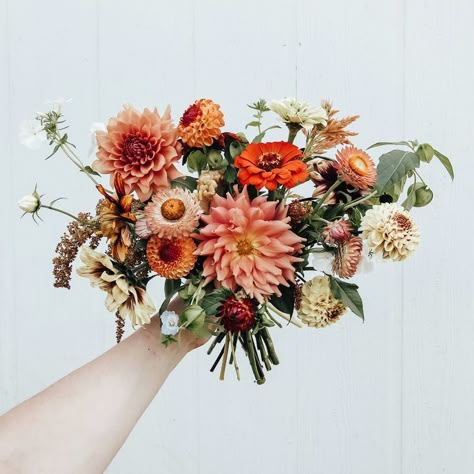 Terracotta Dahlia Bouquet, Summer Dahlia Bouquet, Fall Garden Bouquet, Simple Dahlia Bouquet, Late Summer Wedding Bouquets, Straw Flower Bouquet, Strawflower Wedding, Late Summer Bridal Bouquet, Dahlia Wedding Bouquets Fall